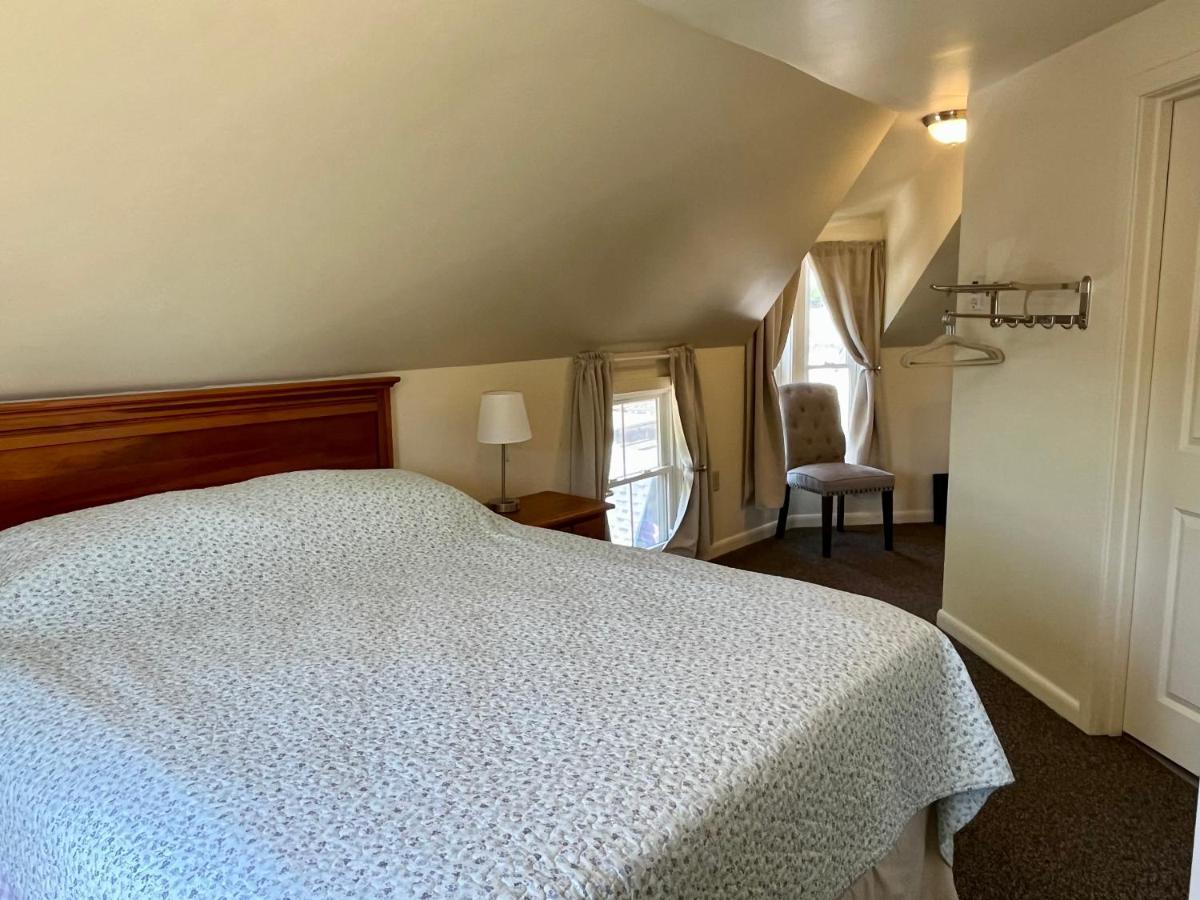 The Attleboro House Hotel Oak Bluffs Eksteriør billede
